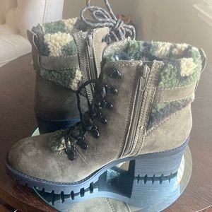 Madden Girl Olive Faux Fur Lined Combat Boots That Lace Up Un Front.